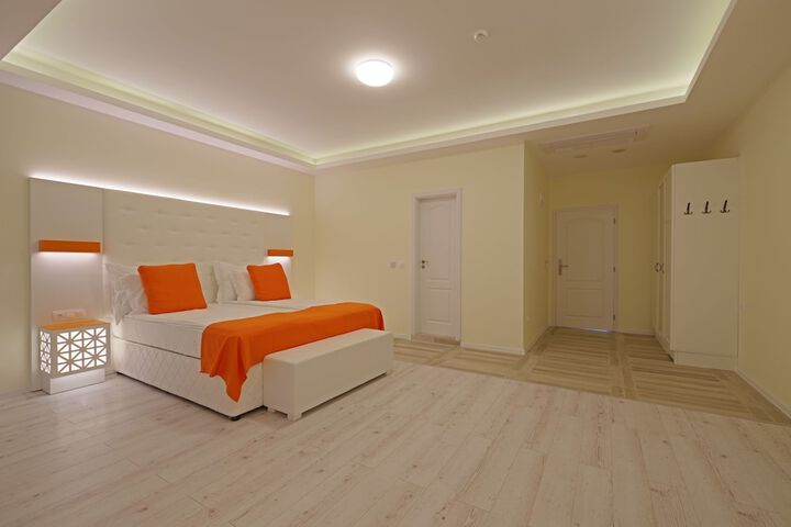 Room 18 of 48