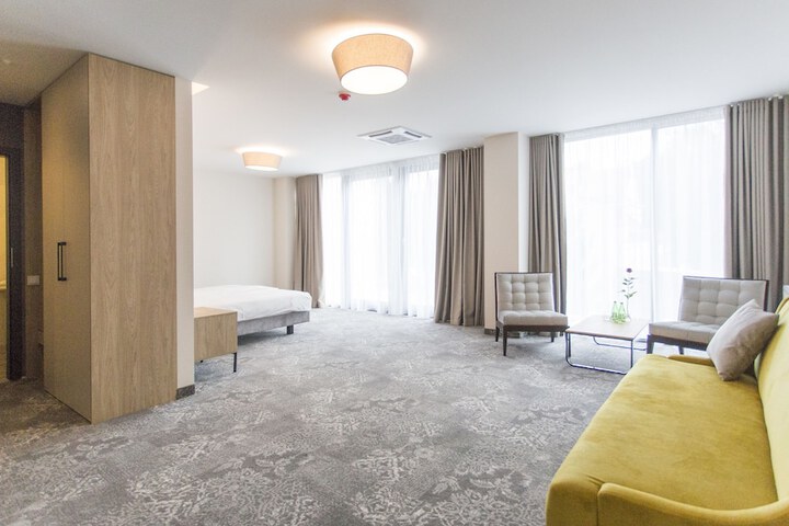 Room 9 of 32