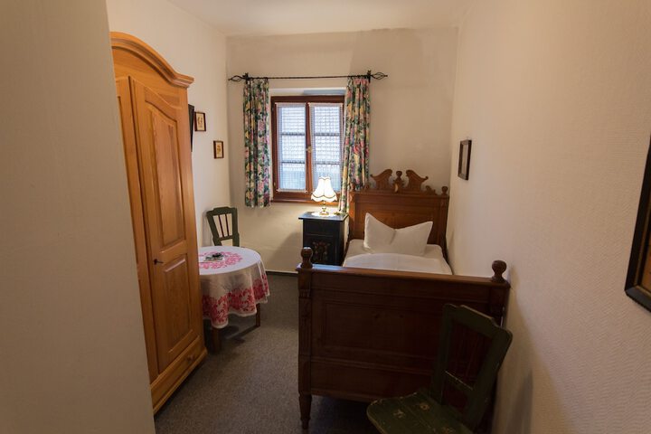 Room 10 of 34