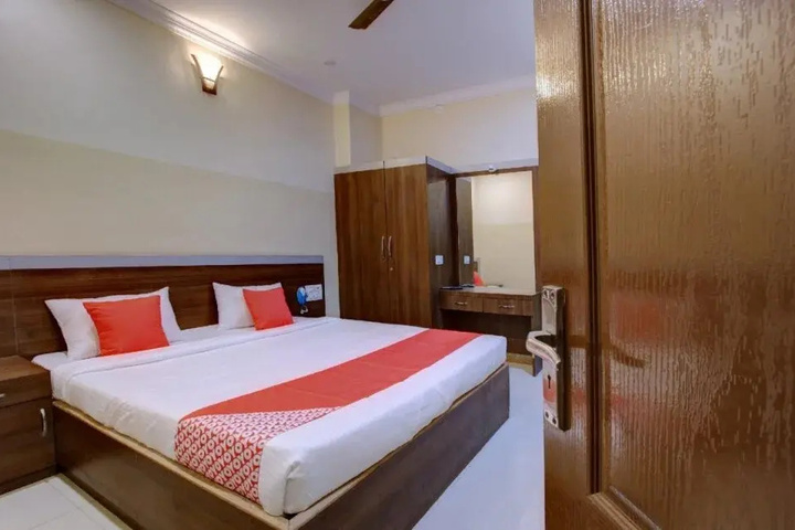 Room 4 of 16