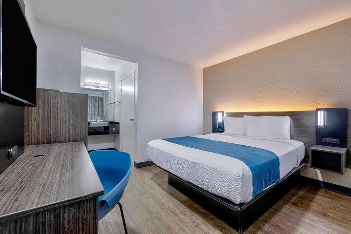 1 Queen Bed (3 of 5)