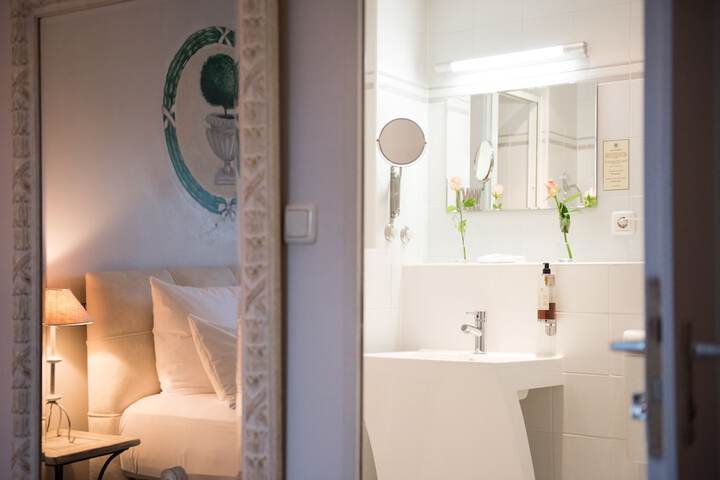 Room 43 of 59
