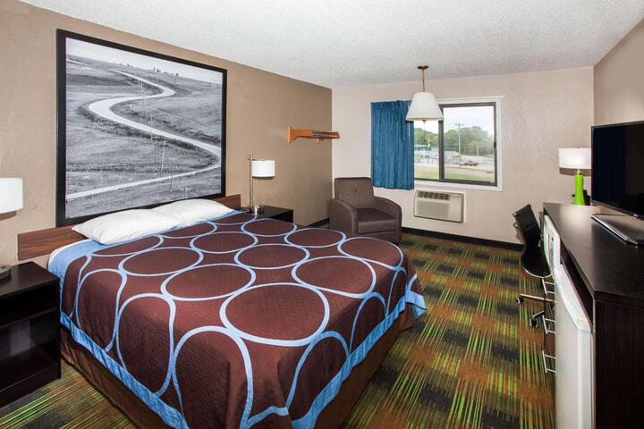 1 Queen Bed (3 of 9)