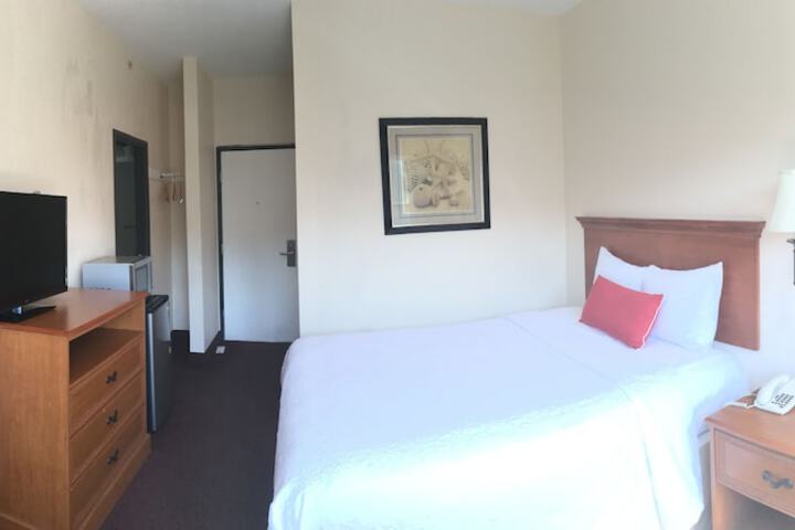 1 Queen Bed (13 of 17)