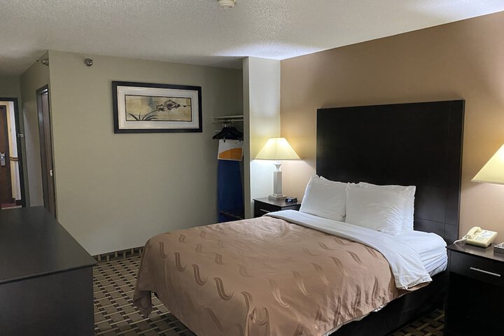 1 Queen Bed (5 of 11)