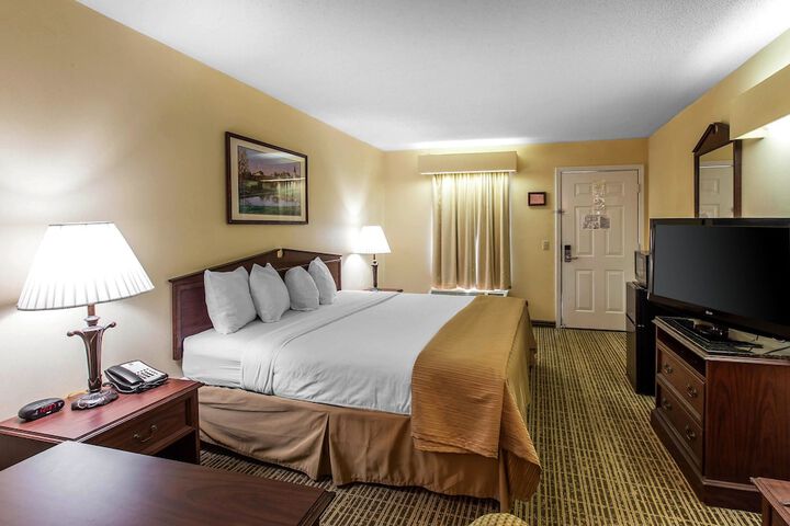 1 King Bed (2 of 8)