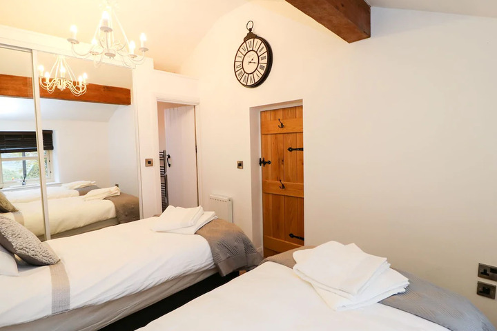 Room 6 of 10