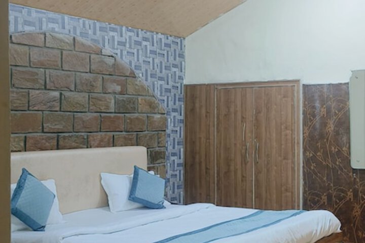 Room 9 of 34