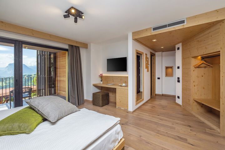 Room 15 of 104