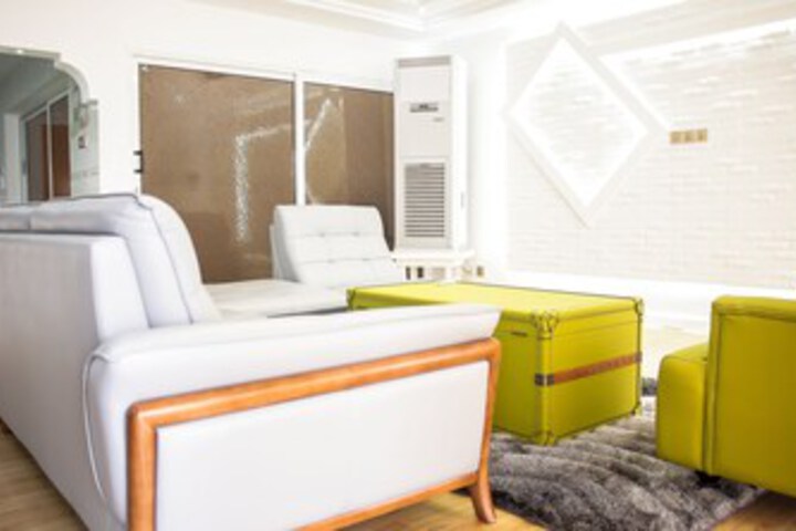 Room 10 of 27