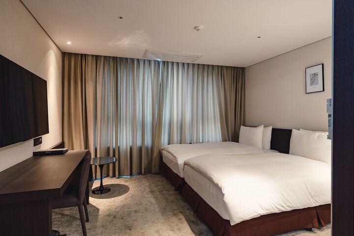 Room 9 of 63