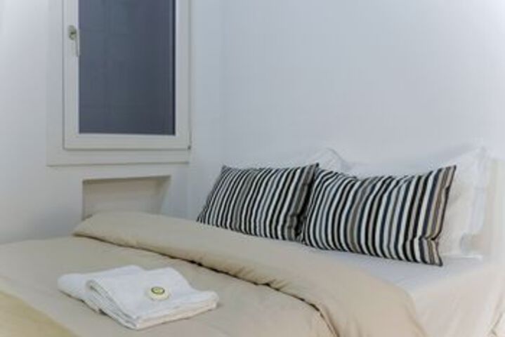Room 5 of 12