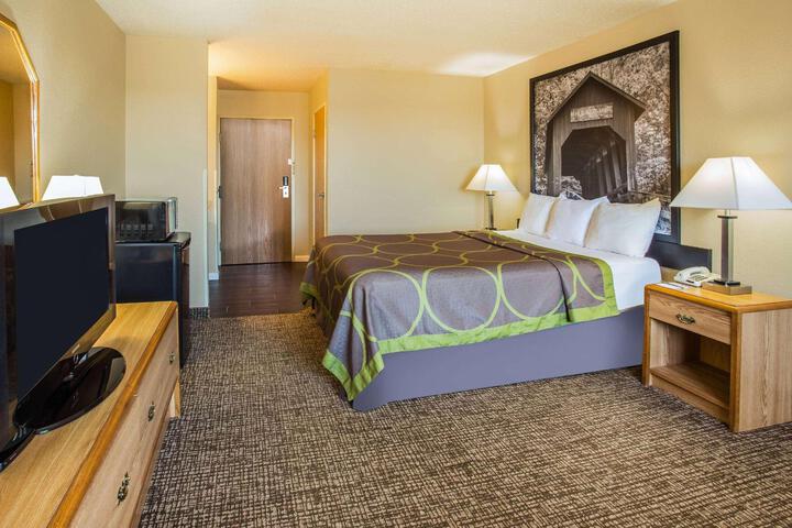1 Queen Bed (5 of 12)