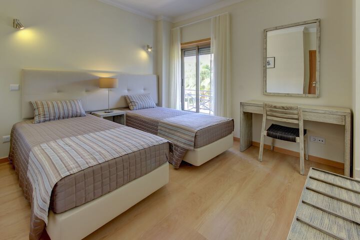 Room 2 of 72