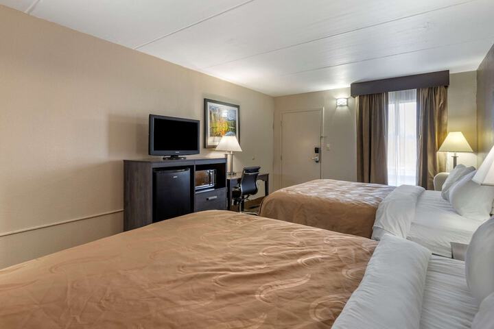 1 Queen Bed (13 of 23)