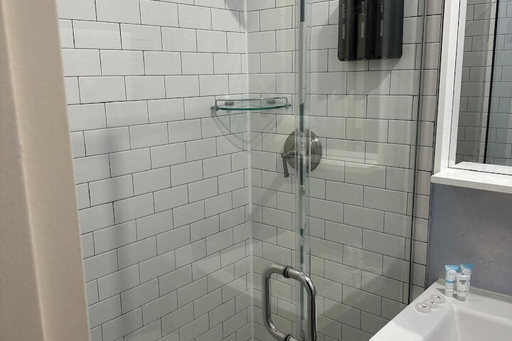 Standard Queen Room (8 of 9)