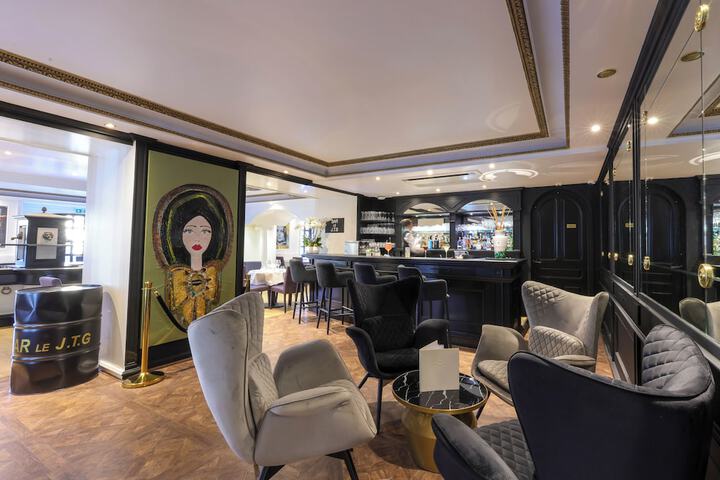 Lounge 103 of 121