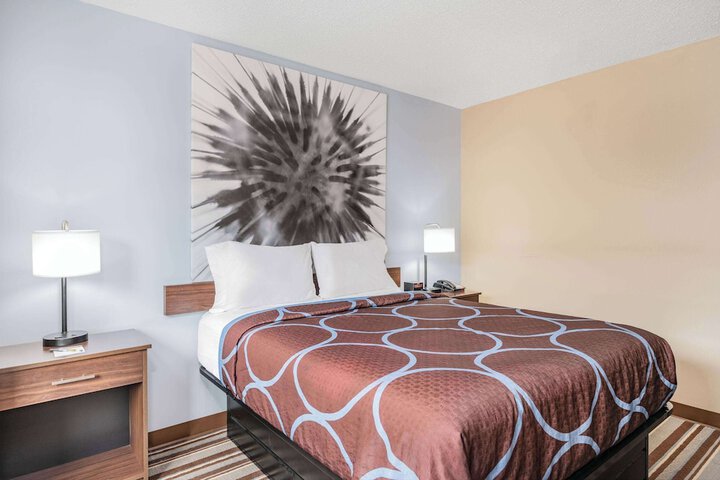 1 Queen Bed (5 of 18)