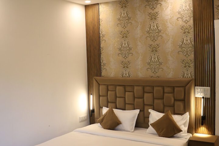 Room 14 of 102