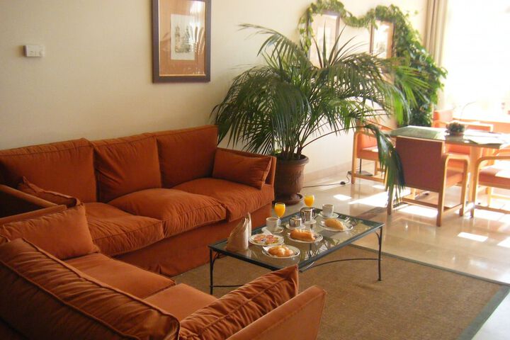 Lounge 32 of 42