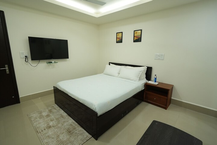 Room 6 of 16