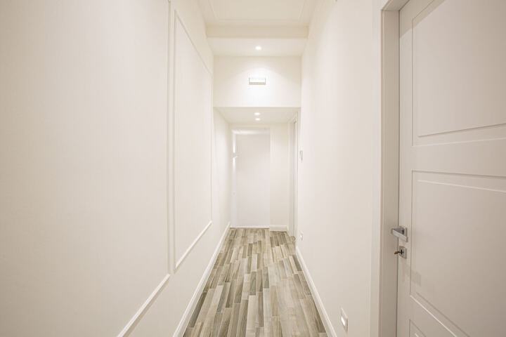 Ballroom/Hall 73 of 74