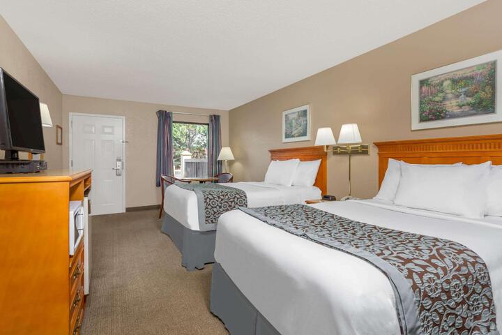 1 Queen Bed (4 of 5)