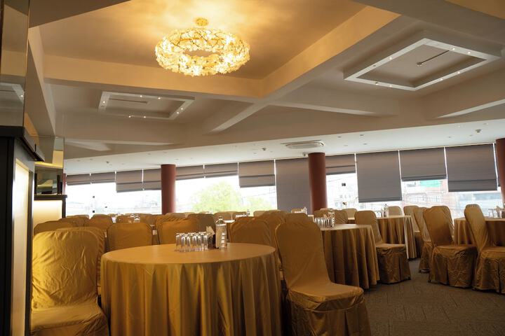 Ballroom/Hall 110 of 126