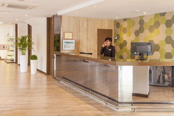 Check-in/check-out kiosk