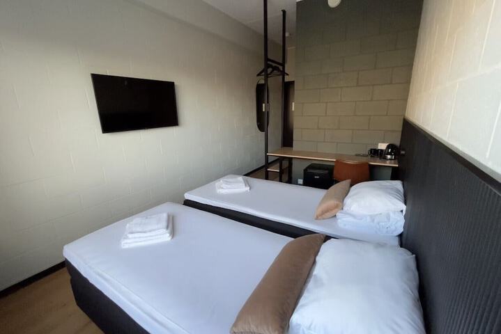 Room 8 of 36