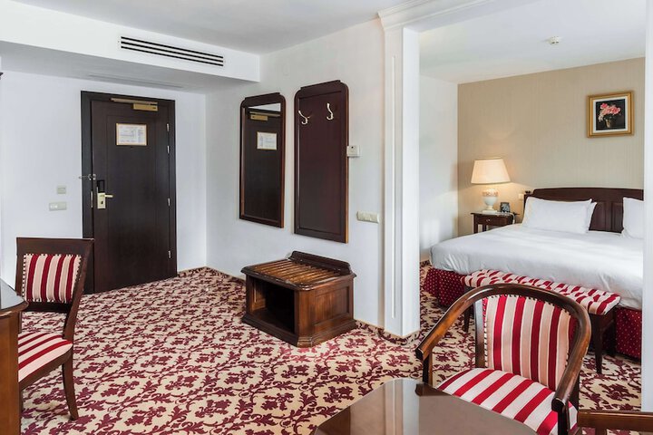 Room 30 of 90