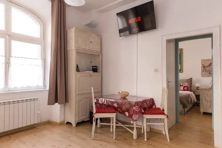 Room 4 of 10