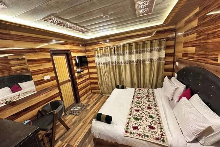 Room 4 of 14