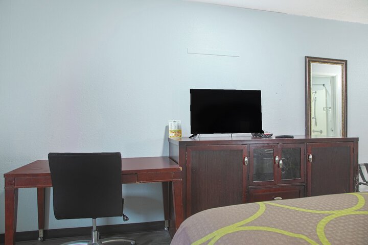 1 Queen Bed (2 of 8)