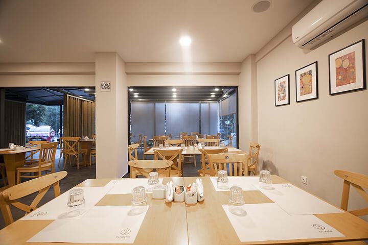 Dining 16 of 19