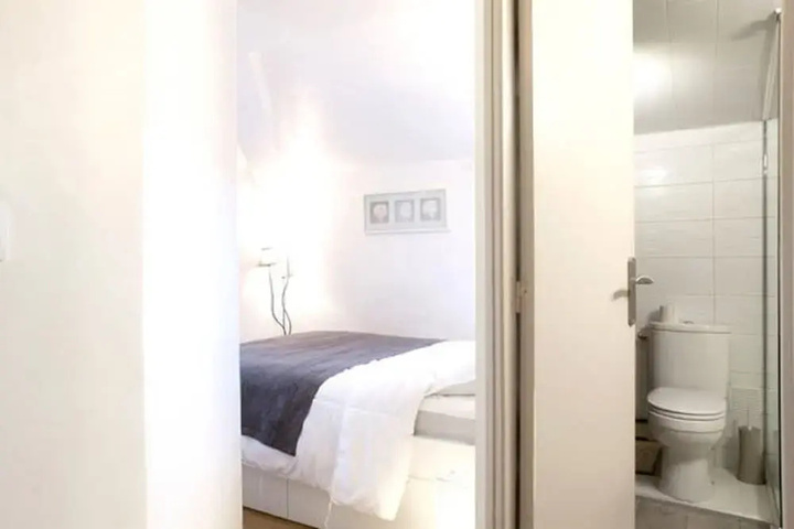 Room 2 of 10