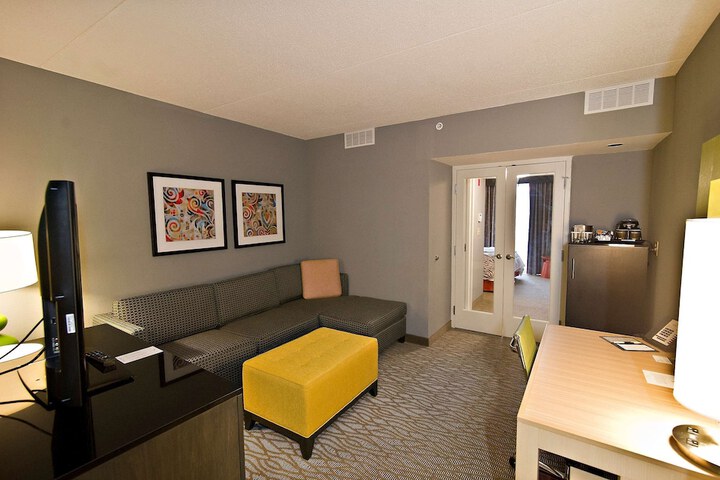 1 King 1 Bedroom Suite Mobility Accessible with Bathtub (6 of 11)