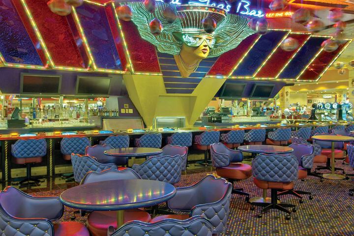 Lounge 46 of 59