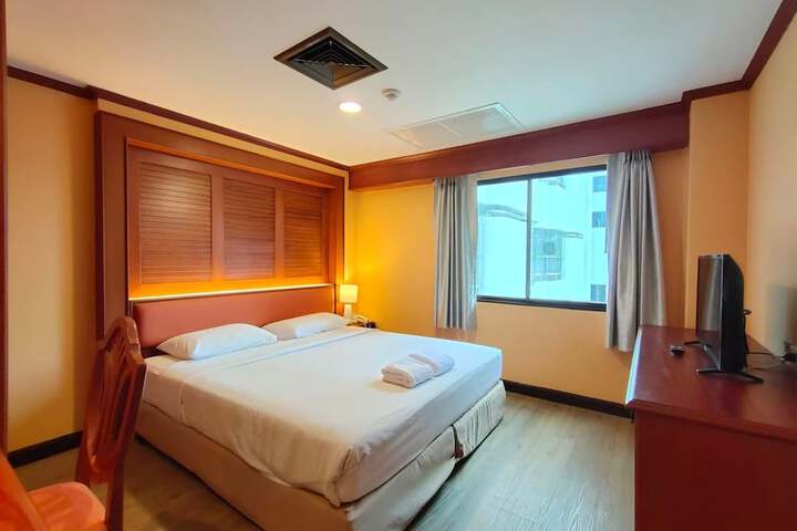 Room 33 of 102
