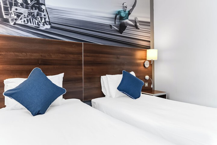 Room 32 of 42