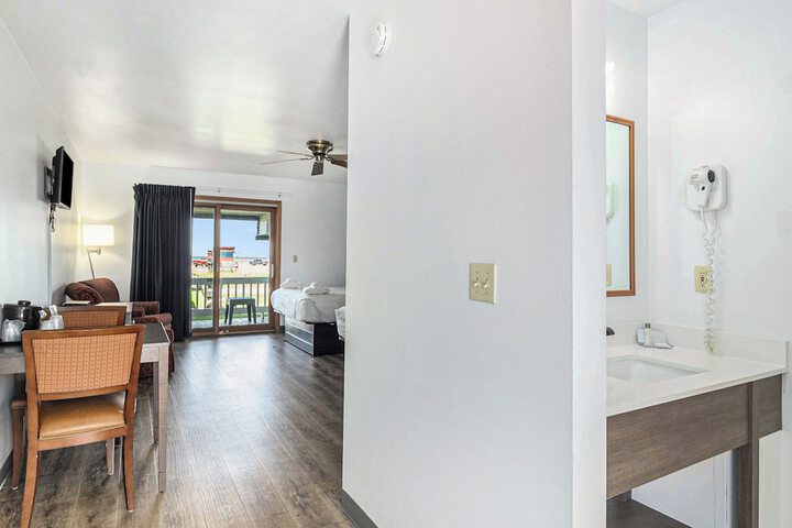 Economy Queen Bed Lake View Patio (58 of 82)