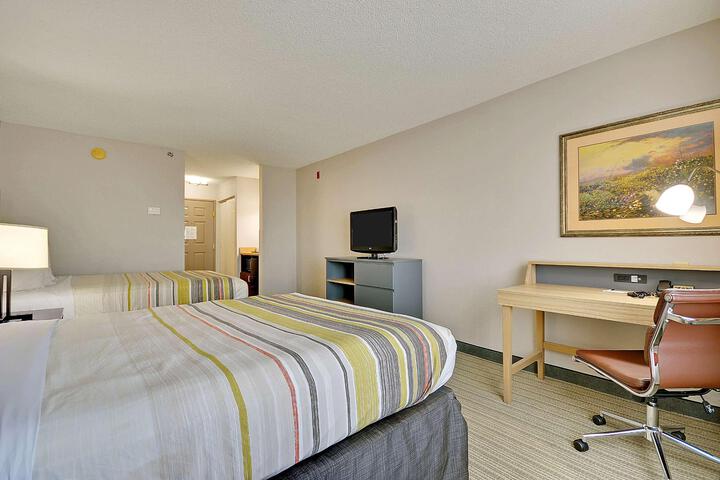2 Queen Beds (2 of 3)