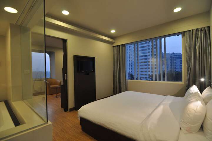 Room 4 of 33