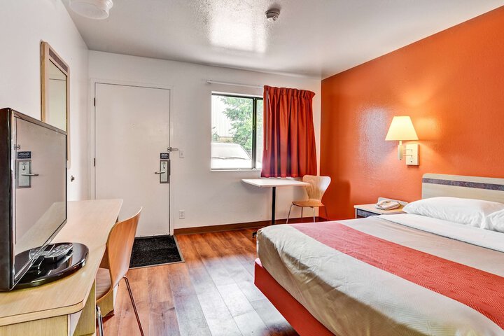 1 Queen Bed (7 of 11)
