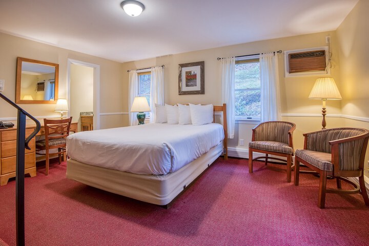 Slope Queen Bed with View (77 of 100)