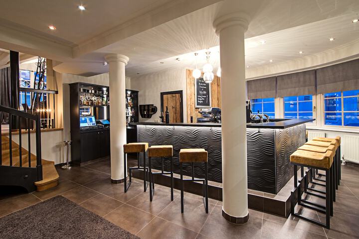 Lounge 52 of 71