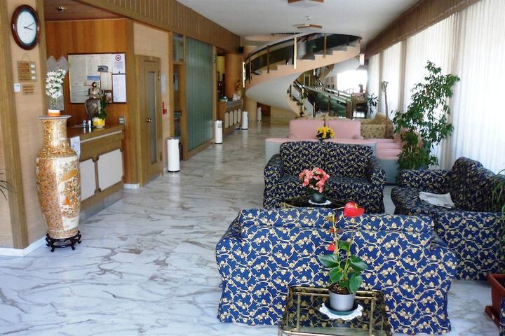Entrance & Lobby
