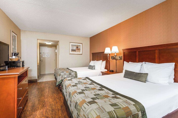 2 Queen Beds (2 of 9)