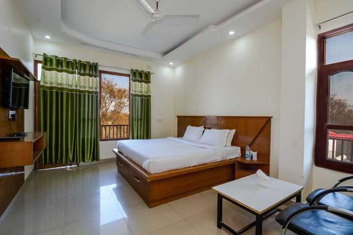 Room 9 of 40