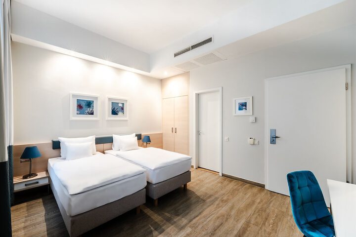 Room 10 of 80